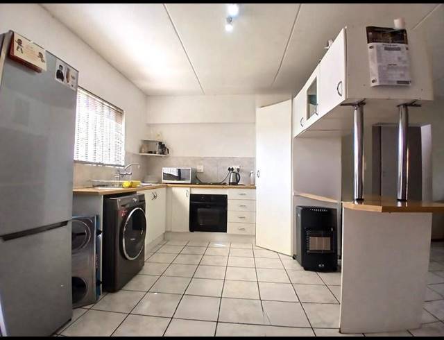 2 BEDROOM TOWNHOUSE FOR SALE IN WINCHESTER HILLS